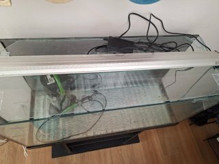 Acuario con mueble negro