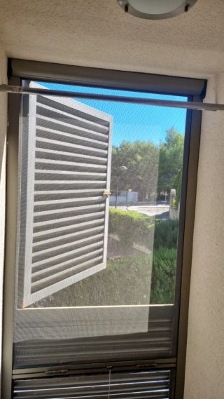 Puerta abatible de hierro