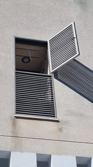 Puerta abatible de hierro