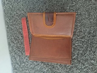 Cartera de piel marrón con cocodrilo