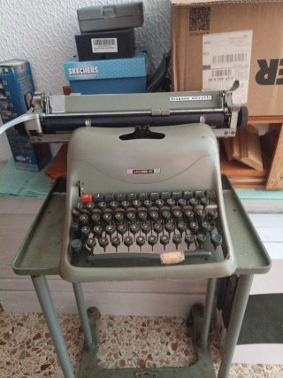 Máquina de escribir Olivetti Lettera 20