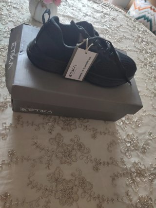 Zapatilla Etika Negra,una sola zapatilla pie derec