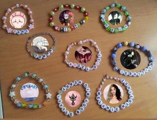 Comisiones de pulseras y llaveros personalizados.
