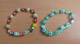 Comisiones de pulseras y llaveros personalizados.