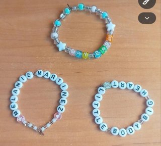 Comisiones de pulseras y llaveros personalizados.