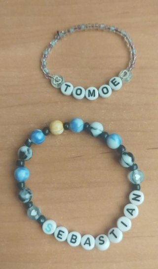 Comisiones de pulseras y llaveros personalizados.