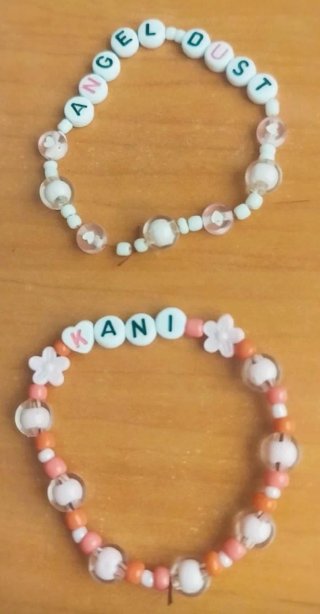 Comisiones de pulseras y llaveros personalizados.