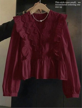 Blusa roja con volantes y encaje