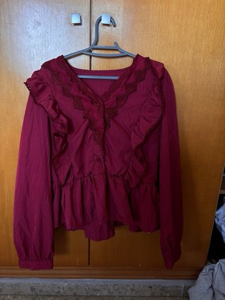 Blusa roja con volantes y encaje