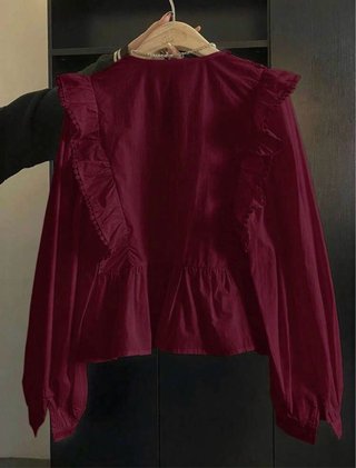 Blusa roja con volantes y encaje
