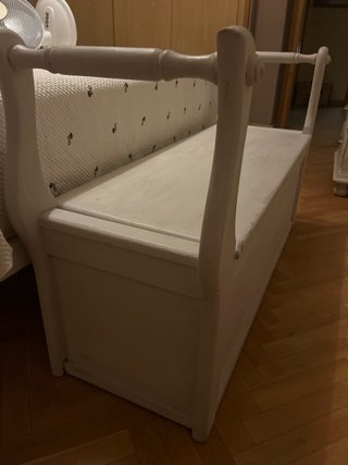 Baúl de madera beige-gris clarito.