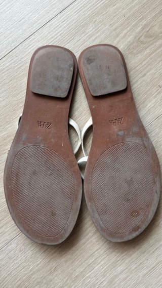 Sandalias planas blancas y marrones