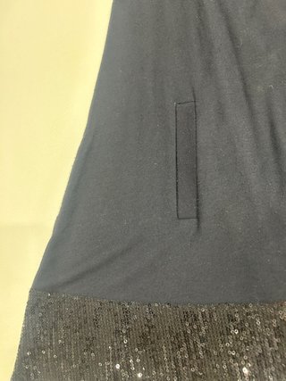 Abito nero con perle e paillettes