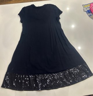 Abito nero con perle e paillettes