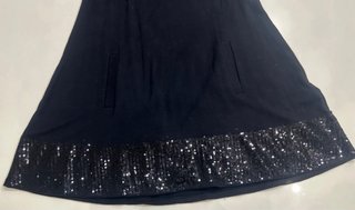 Abito nero con perle e paillettes