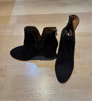 Botines negros con tachuelas