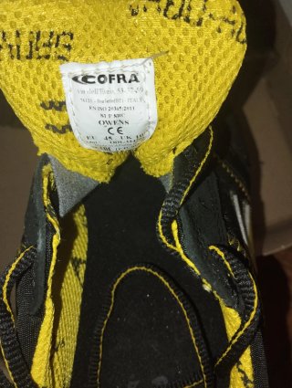 Zapatillas deportivas negras y amarillas