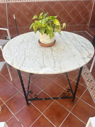 Mesa redonda de hierro y mármol