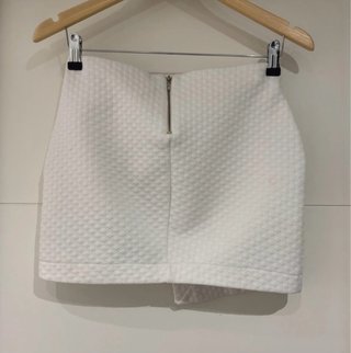 Falda blanca corte V
