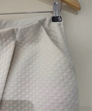 Falda blanca corte V
