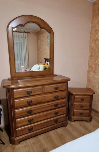 Mueble de madera maciza