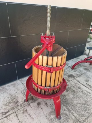 Prensa de vino y encorchadora