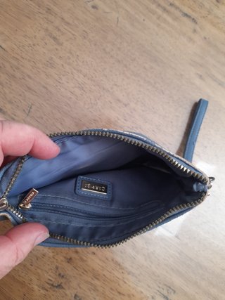 Pochette blu con polsino e iniziale G