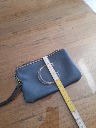 Pochette blu con polsino e iniziale G