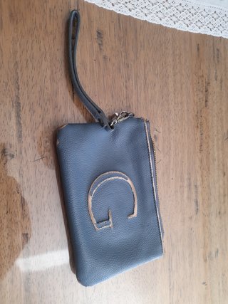 Pochette blu con polsino e iniziale G