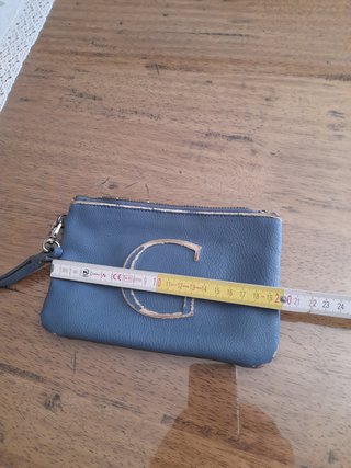 Pochette blu con polsino e iniziale G