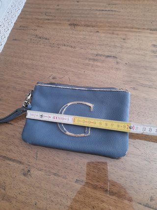 Pochette blu con polsino e iniziale G