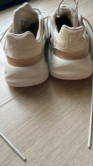 Zapatillas deportivas blancas y rosas