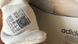 Zapatillas deportivas blancas y rosas