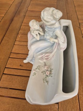 Portacartas de porcelana.