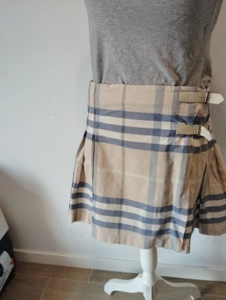 Conjunto Falda y Camiseta Burberry de regalo