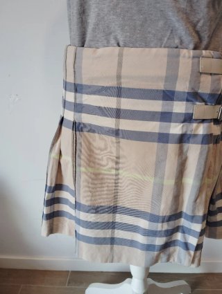 Conjunto Falda y Camiseta Burberry de regalo