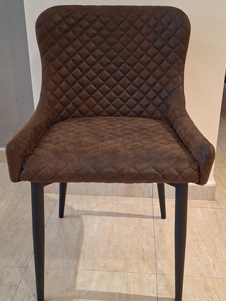 Silla de comedor tapizada marrón