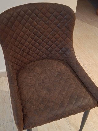 Silla de comedor tapizada marrón