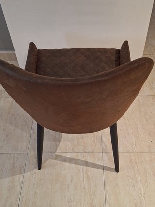 Silla de comedor tapizada marrón