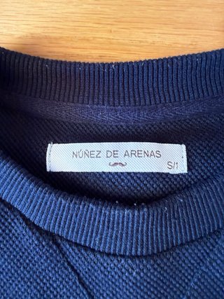 Sudadera azul con estampado de bigote