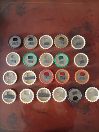 Lotto di 21 tappi di birra e bibite vintage