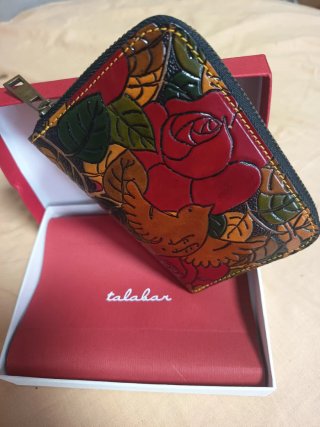 Monedero de piel con rosas y pájaro