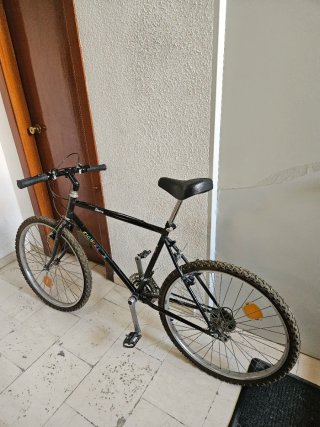 Bicicleta de montaña negra