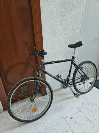 Bicicleta de montaña negra