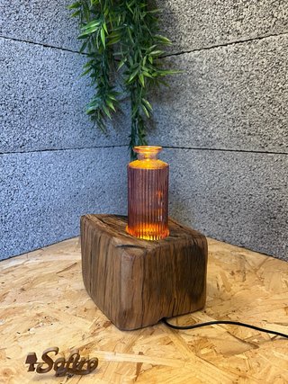 Candeeiro de madeira com jarra