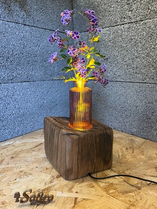 Candeeiro de madeira com jarra