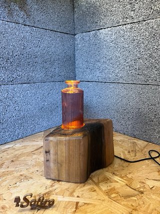 Candeeiro de madeira com jarra