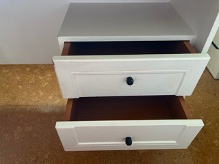 Escritorio blanco con cajones
