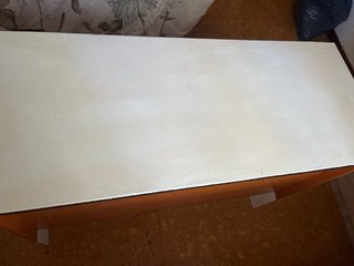 Escritorio blanco con cajones