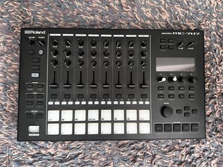 Roland MC-707 Groovebox Sintetizador
